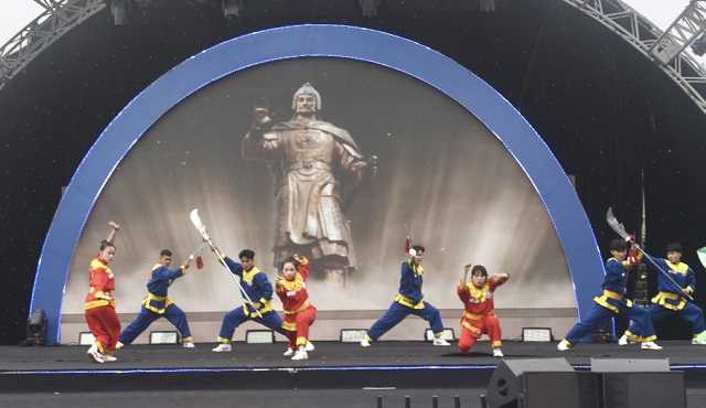 M&agrave;n biểu diễn v&otilde; cổ truyền B&igrave;nh Định tại Lễ Khai mạc. Ảnh: Đặng Hưng