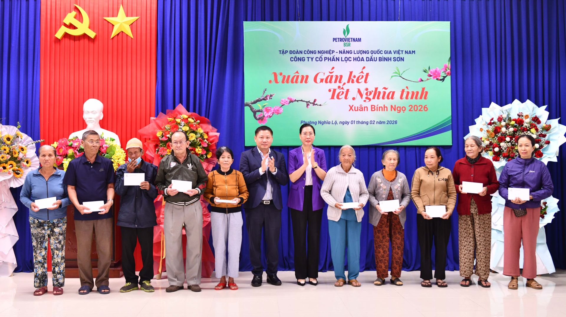 Đồng ch&iacute; B&ugrave;i Thị Quỳnh V&acirc;n v&agrave; đồng ch&iacute; B&ugrave;i Ngọc Dương trao qu&agrave; Tết cho c&aacute;c ho&agrave;n cảnh kh&oacute; khăn tại phường Nghĩa Lộ.