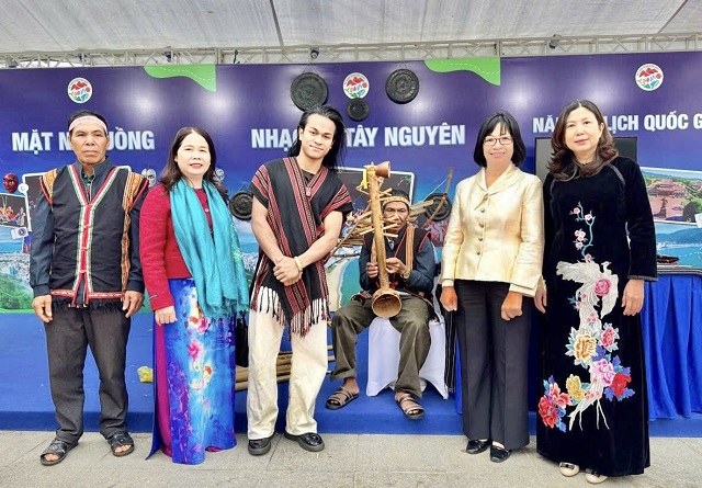 L&atilde;nh đạo tỉnh chụp ảnh lưu niệm với c&aacute;c nghệ sĩ người d&acirc;n tộc thiểu số. Ảnh: Đ-Hưng