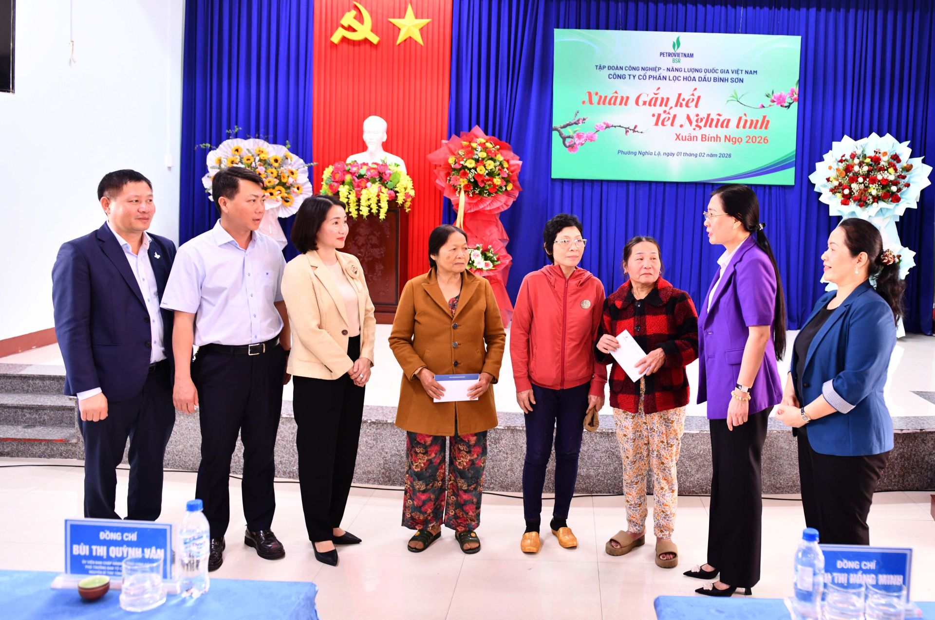 Đồng ch&iacute; B&ugrave;i Thị Quỳnh V&acirc;n v&agrave; đồng ch&iacute; B&ugrave;i Ngọc Dương thăm hỏi, ch&uacute;c Tết c&aacute;c hộ gia đ&igrave;nh c&oacute; ho&agrave;n cảnh kh&oacute; khăn