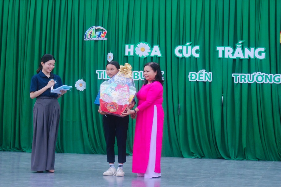 Lâm Đồng: Trao học bổng “Hoa cúc trắng – Tiếp bước đến trường”