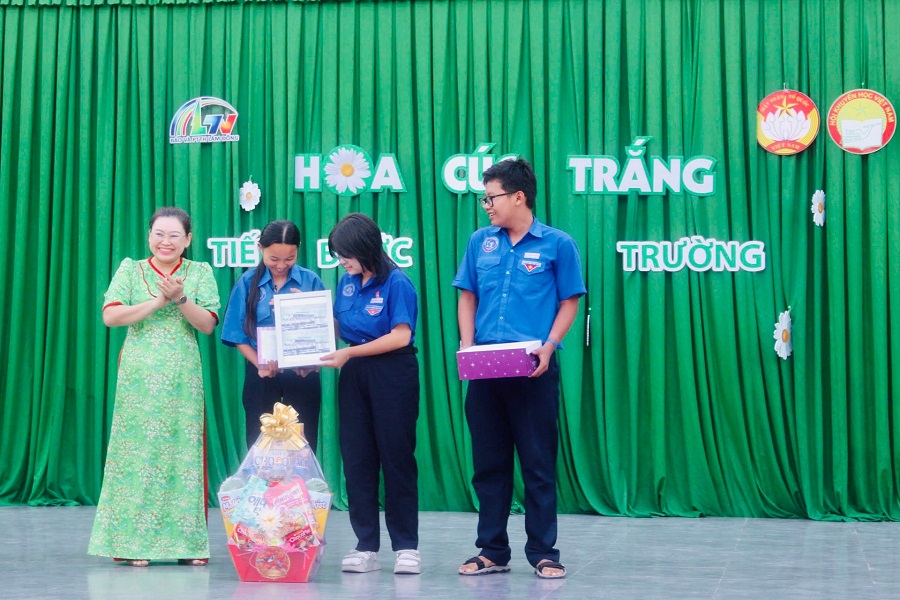 Cô giáo chủ nhiệm và đại diện tập thể lớp 10A3 gửi đến em Trâm những món quà Cô giáo chủ nhiệm và đại diện tập thể lớp 10A3 gửi đến em Trâm những món quà