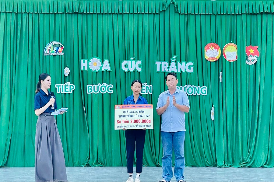 Đại diện Báo và Phát thanh, Truyền hình Lâm Đồng trao học bổng cho em Trâm Đại diện Báo và Phát thanh, Truyền hình Lâm Đồng trao học bổng cho em Trâm