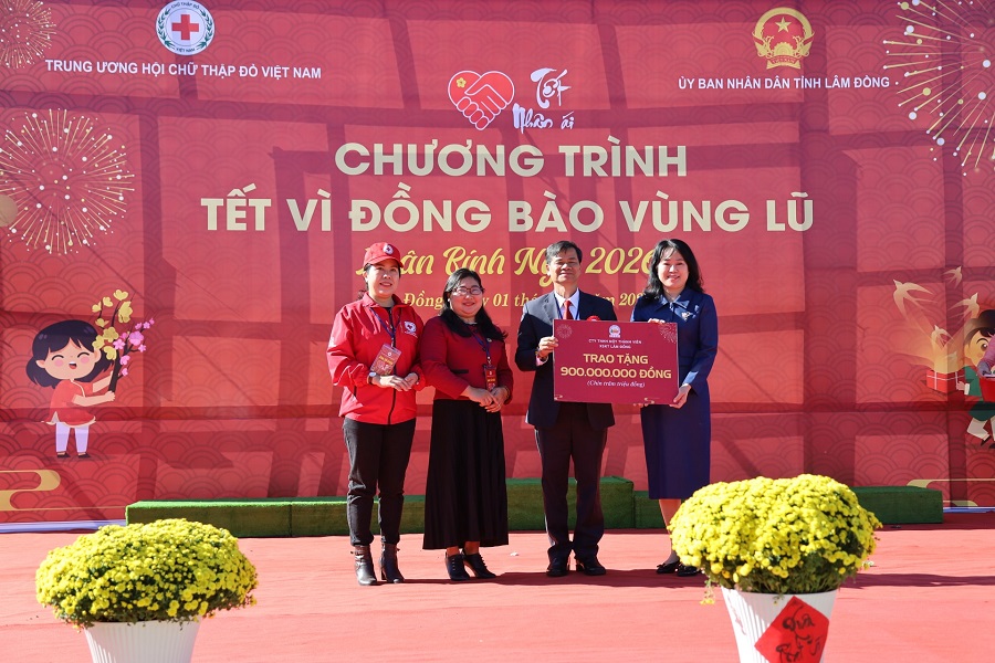 Đại diện c&aacute;c đơn vị, tổ chức, doanh nghiệp, nh&agrave; hảo t&acirc;m trao kinh ph&iacute; hỗ trợ cho Hội Chữ thập đỏ tỉnh để tổ chức c&aacute;c hoạt động chăm lo Tết cho người d&acirc;n