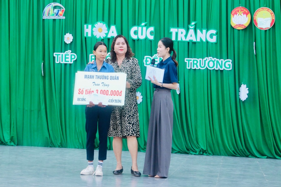 Đại diện Hội Thiện nguyện Lan toả yêu thương gửi học bổng đến Trâm Đại diện Hội Thiện nguyện Lan toả yêu thương gửi học bổng đến Trâm