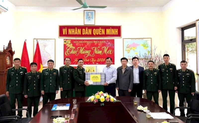 Lãnh đạo Sở Xây dựng tặng quà, chúc mừng năm mới cán bộ, chiến sĩ Đồn Biên phòng Hiền Kiệt. Lãnh đạo Sở Xây dựng tặng quà, chúc mừng năm mới cán bộ, chiến sĩ Đồn Biên phòng Hiền Kiệt.