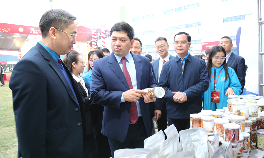 C&aacute;c đại biểu tham quan gian h&agrave;ng tại chương tr&igrave;nh.