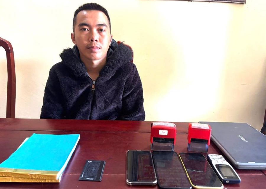 Đối tượng Mai Hồng Sơn c&ugrave;ng tang vật