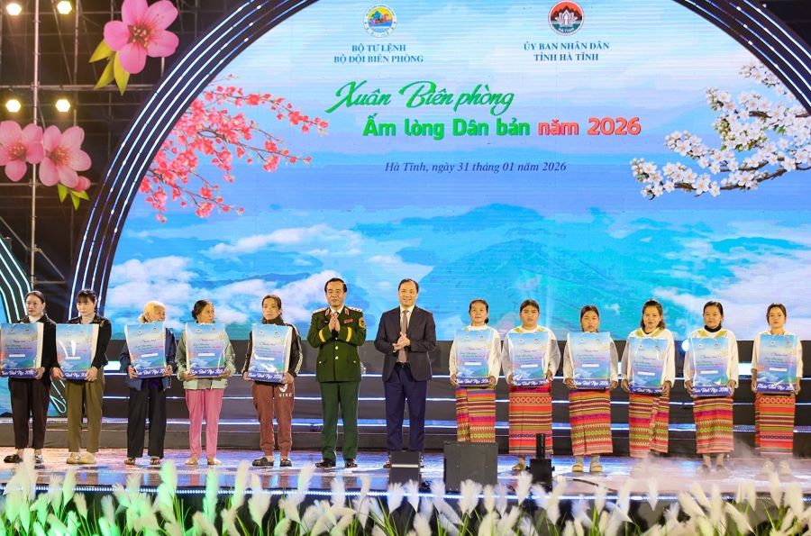 Thượng tướng L&ecirc; Đức Th&aacute;i, Thứ trưởng Bộ Quốc ph&ograve;ng v&agrave; đồng ch&iacute; Ho&agrave;ng Trung Dũng Ph&oacute; Trưởng ban Tổ chức Trung ương trao qu&agrave; cho c&aacute;c hộ gia đ&igrave;nh c&oacute; ho&agrave;n cảnh kh&oacute; khăn tại chương tr&igrave;nh