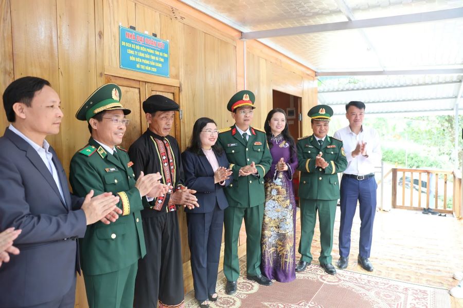 Chương tr&igrave;nh kh&aacute;nh th&agrave;nh v&agrave; b&agrave;n giao 4 nh&agrave; &ldquo;M&aacute;i ấm bi&ecirc;n cương&rdquo;