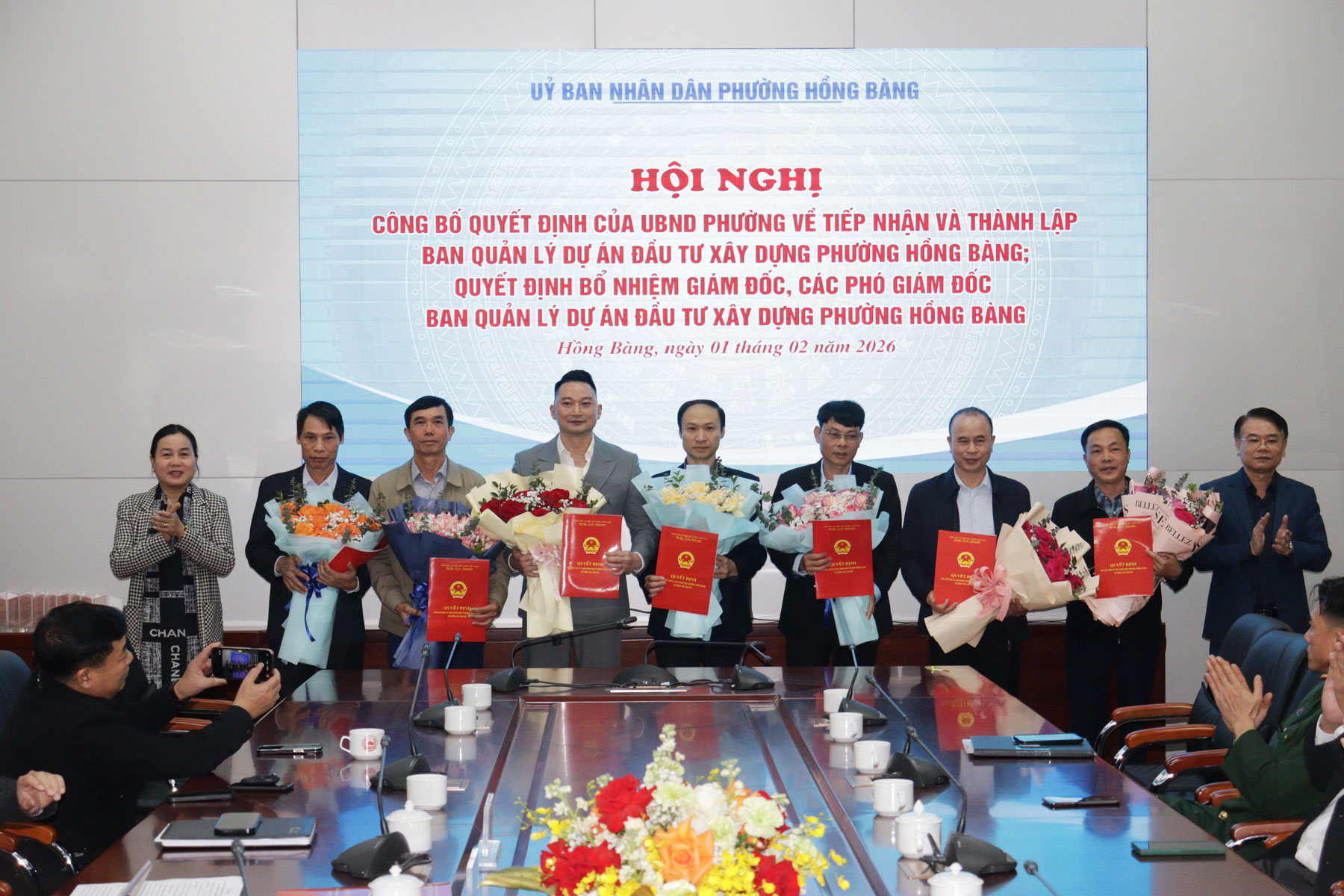 Trao Quyết định và tặng hoa cho các đồng chí Phó Giám đốc Ban Quản lý dự án đầu tư xây dựng phường Hồng Bàng. Trao Quyết định và tặng hoa cho các đồng chí Phó Giám đốc Ban Quản lý dự án đầu tư xây dựng phường Hồng Bàng.