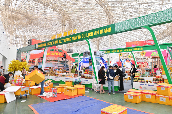 Gian h&agrave;ng của Trung t&acirc;m X&uacute;c tiến Đầu tư, Thương mại v&agrave; Du lịch tỉnh An Giang đang ho&agrave;n tất việc sắp xếp h&agrave;ng ho&aacute; l&ecirc;n kệ để sẵn s&agrave;ng phục vụ kh&aacute;ch tham quan. (Ảnh: BCT/Vietnam+)