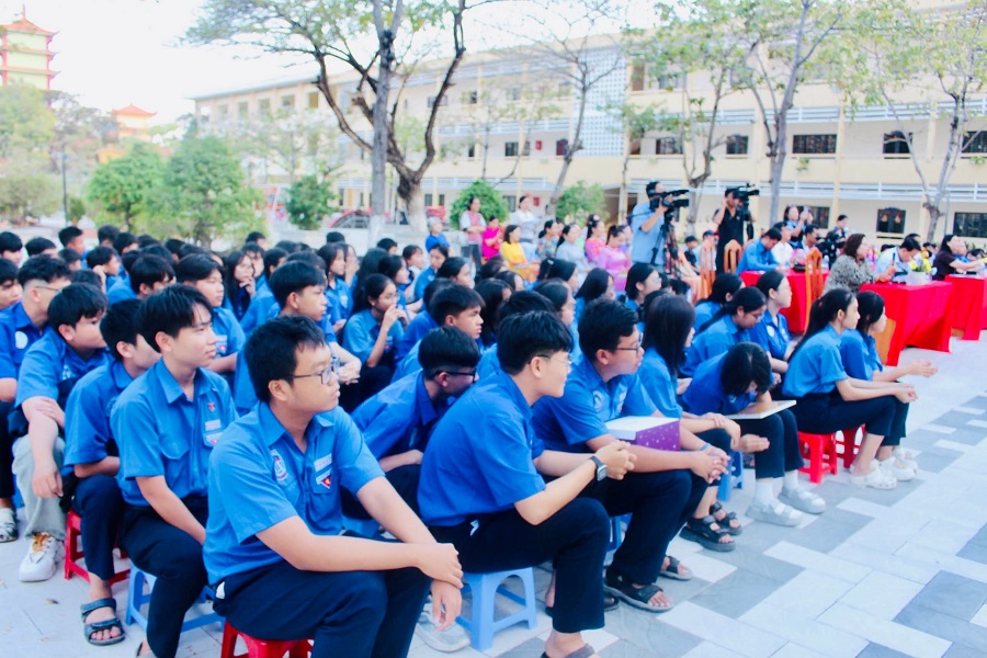 Học sinh Trường THPT Phan Chu Trinh - Phan Thiết tham dự chương trình Học sinh Trường THPT Phan Chu Trinh - Phan Thiết tham dự chương trình