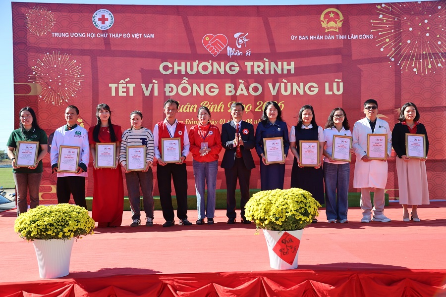 Hội Chữ thập đỏ tỉnh L&acirc;m Đồng trao ghi nhận tấm l&ograve;ng v&agrave;ng cho c&aacute;c đơn vị, tổ chức, doanh nghiệp, nh&agrave; hảo t&acirc;m