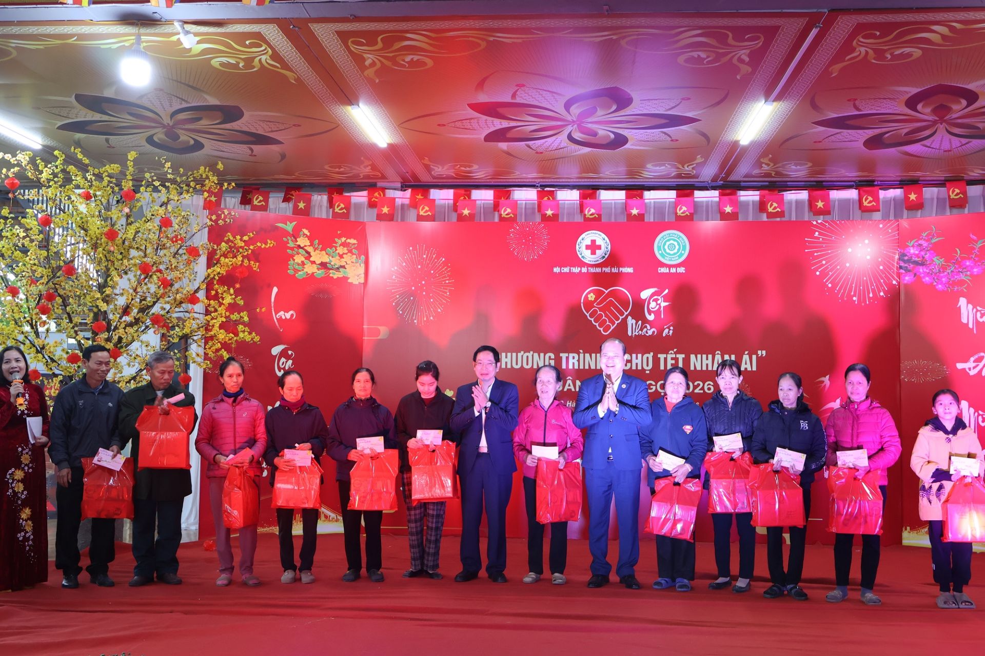 Ph&oacute; Chủ tịch UBND th&agrave;nh phố Vũ Tiến Phụng c&ugrave;ng Chủ tịch Hội Chữ thập đỏ th&agrave;nh phố B&ugrave;i Mạnh Ph&uacute;c trao qu&agrave; cho người c&oacute; ho&agrave;n cảnh kh&oacute; khăn tại chương tr&igrave;nh.