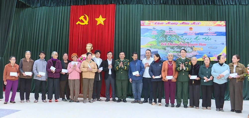 Thanh Hóa: Ấm áp chương trình “Xuân biên cương hải đảo - Tết thắm tình quân dân”