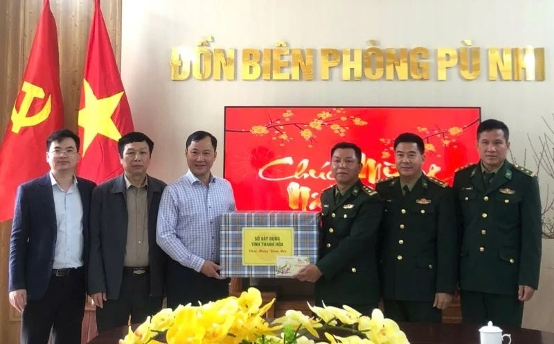 Sở Xây dựng Thanh Hóa thăm, tặng quà cán bộ, chiến sĩ bộ đội biên phòng