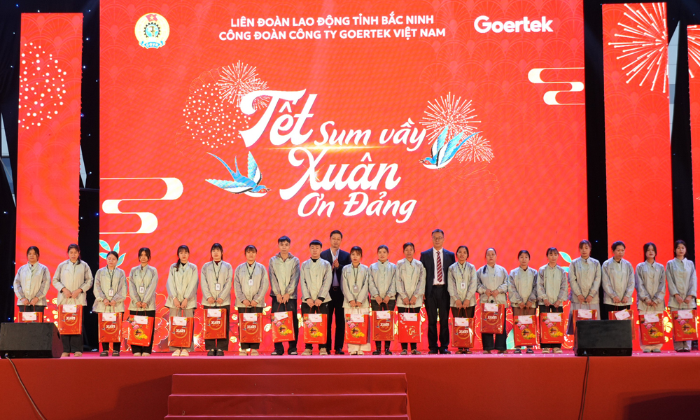 &Ocirc;ng Jiang Hong Chai, Tổng Gi&aacute;m đốc C&ocirc;ng ty tr&aacute;ch nhiệm hữu hạn Khoa học kỹ thuật Goertek Việt Nam tặng qu&agrave;