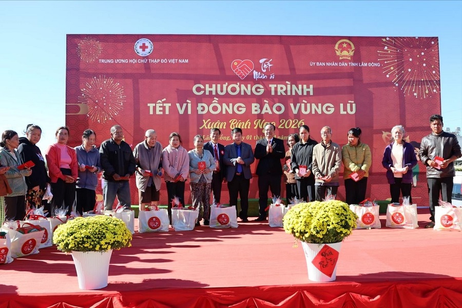 L&atilde;nh đạo Trung ương Hội Chữ thập đỏ Việt Nam, l&atilde;nh đạo UBND tỉnh L&acirc;m Đồng trao qu&agrave; cho người d&acirc;n kh&oacute; khăn tại chương tr&igrave;nh