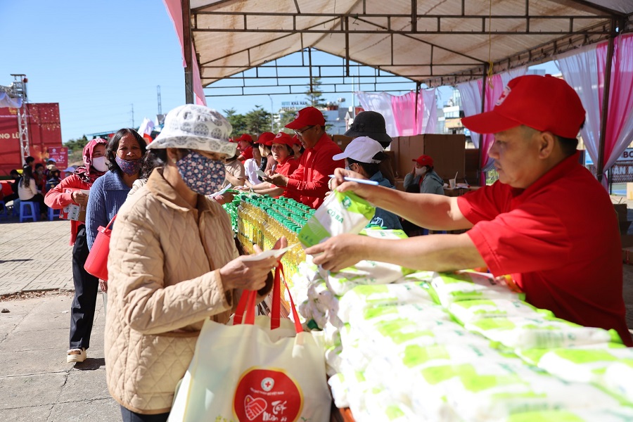 Người d&acirc;n d&ugrave;ng phiếu để nhận l&igrave; x&igrave; v&agrave; mua sắm c&aacute;c nhu yếu phẩm thiết yếu ng&agrave;y Tết tại 26 gian h&agrave;ng của chương tr&igrave;nh