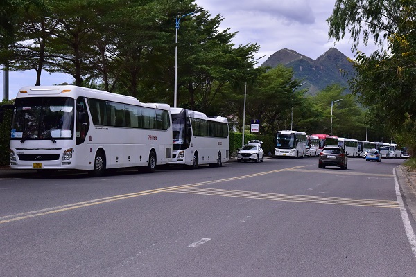 Đo&agrave;n xe của C&ocirc;ng ty TNHH Lữ h&agrave;nh Quốc tế TICTOURS đ&oacute;n b&ecirc;n ngo&agrave;i Bến du thuyền Ana Marina để dưa kh&aacute;ch đi tham quan