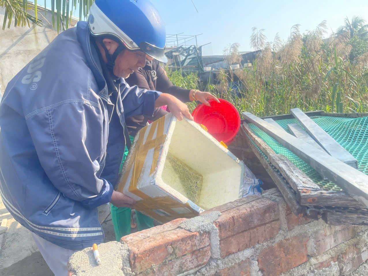 Người d&acirc;n phường Tam Kỳ chủ động loại bỏ c&aacute;c vật dụng chứa nước. (Ảnh: L.H)