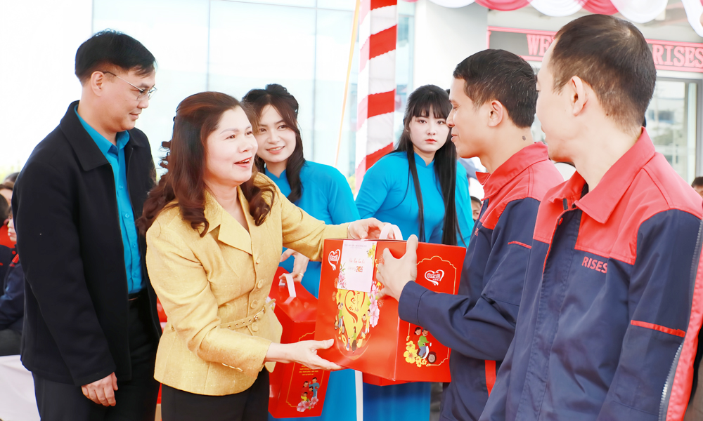 Lãnh đạo tỉnh Bắc Ninh tặng quà Tết công nhân lao động hoàn cảnh khó khăn