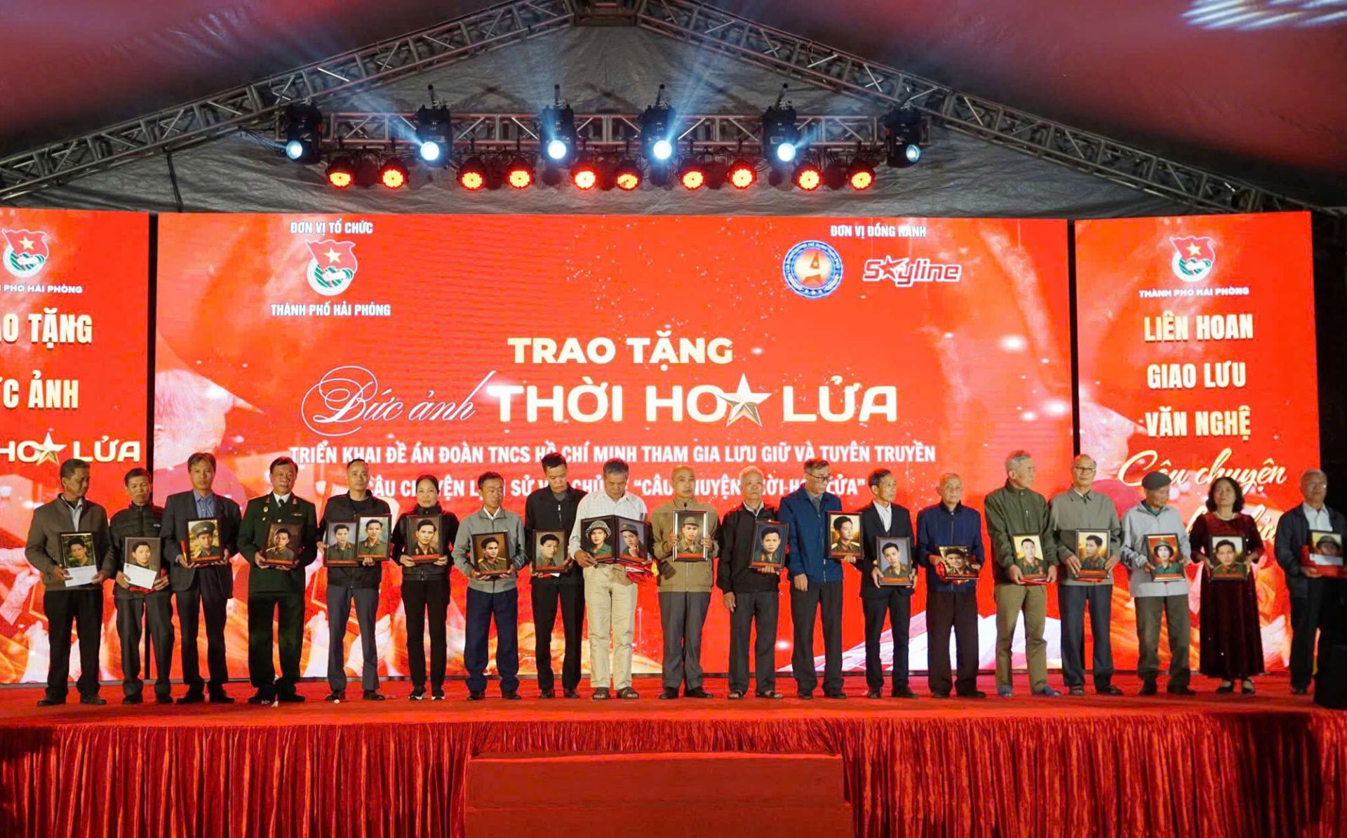 Trao tặng ảnh phục dựng cho 21 liệt sĩ trên địa bàn xã Nguyễn Lương Bằng. Trao tặng ảnh phục dựng cho 21 liệt sĩ trên địa bàn xã Nguyễn Lương Bằng.