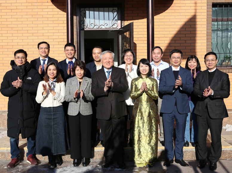 Ph&oacute; Thủ tướng Thường trực Ch&iacute;nh phủ Nguyễn Ho&agrave; B&igrave;nh v&agrave; c&aacute;n bộ, nh&acirc;n vi&ecirc;n Đại sứ qu&aacute;n Việt Nam tại Kazakhstan - Ảnh: VGP/Nguyễn Ho&agrave;ng