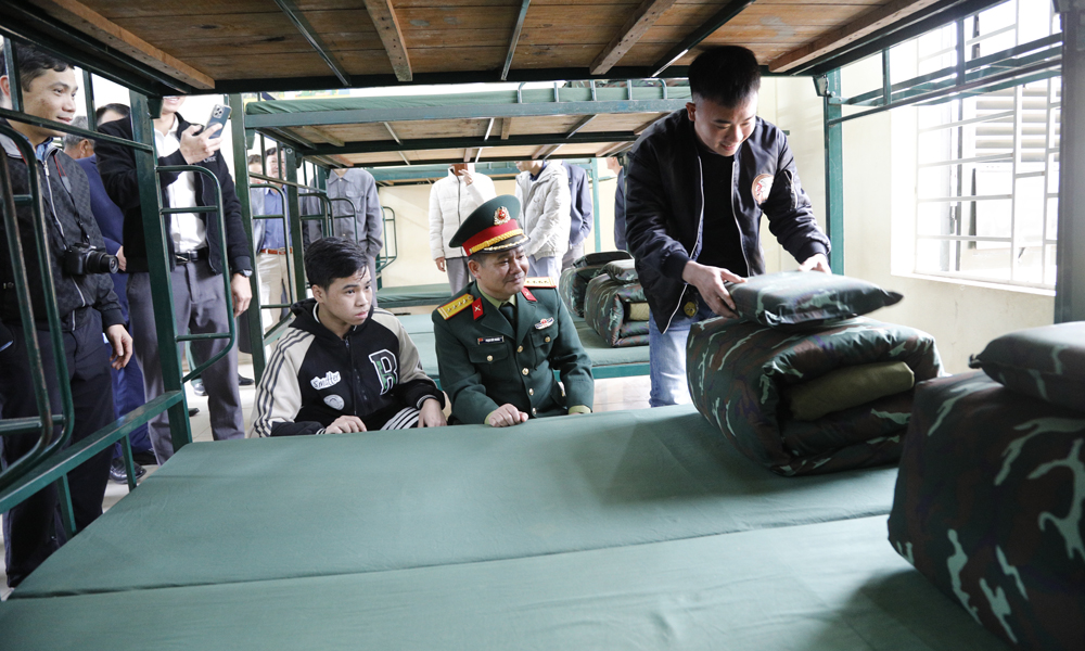 Các đại biểu tham quan nơi ở của chiến sĩ. Các đại biểu tham quan nơi ở của chiến sĩ.