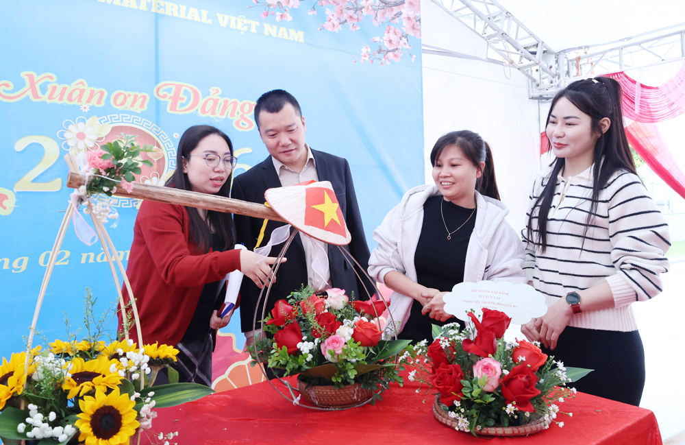 L&atilde;nh đạo doanh nghiệp c&ugrave;ng tham gia phần thi cắm hoa nghệ thuật tại chương tr&igrave;nh.