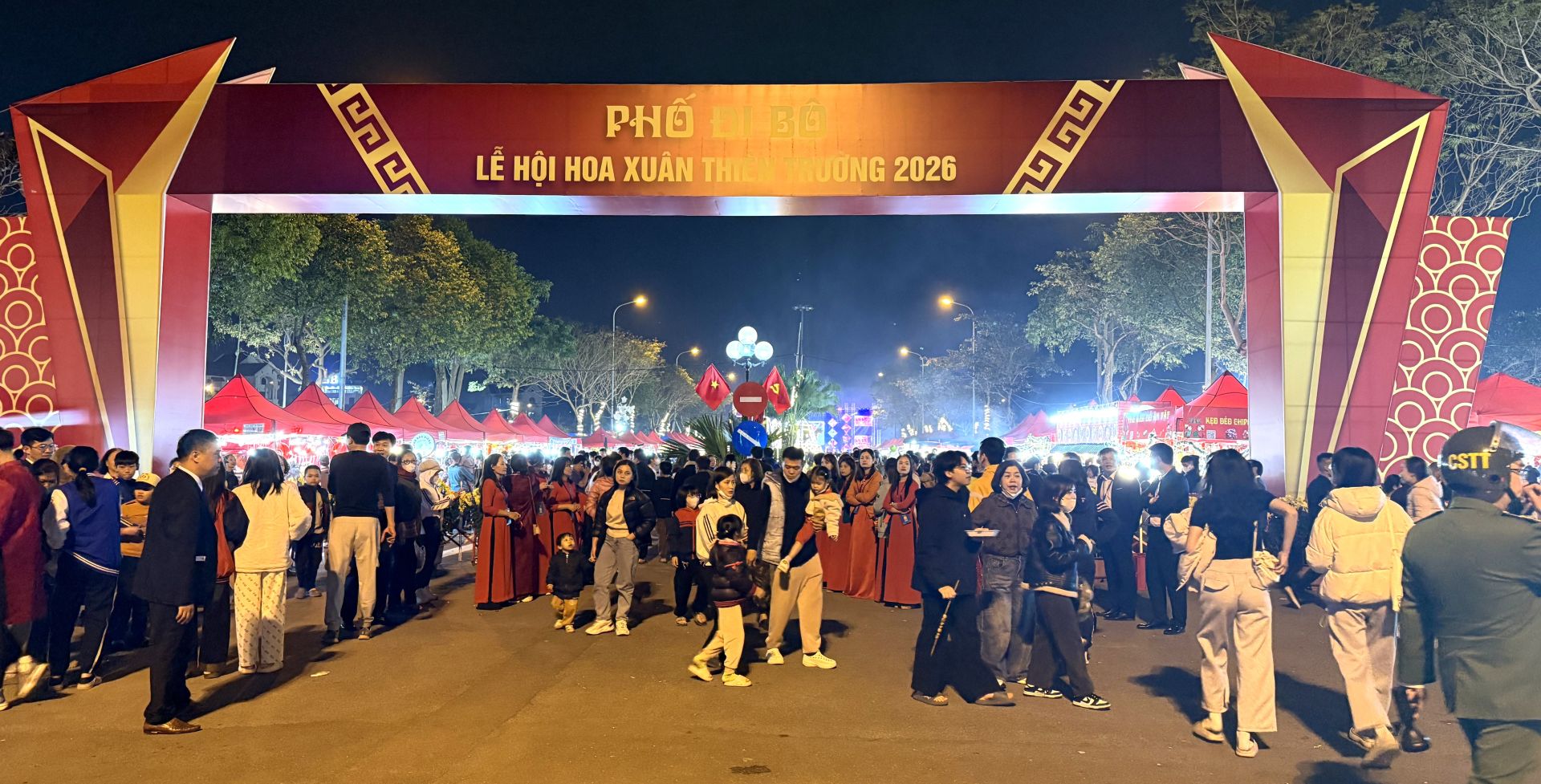 Chợ hoa Xuân và Phố đi bộ Thiên Trường không chỉ mang đến không khí rộn ràng, phấn khởi trong những ngày giáp Tết Chợ hoa Xuân và Phố đi bộ Thiên Trường không chỉ mang đến không khí rộn ràng, phấn khởi trong những ngày giáp Tết