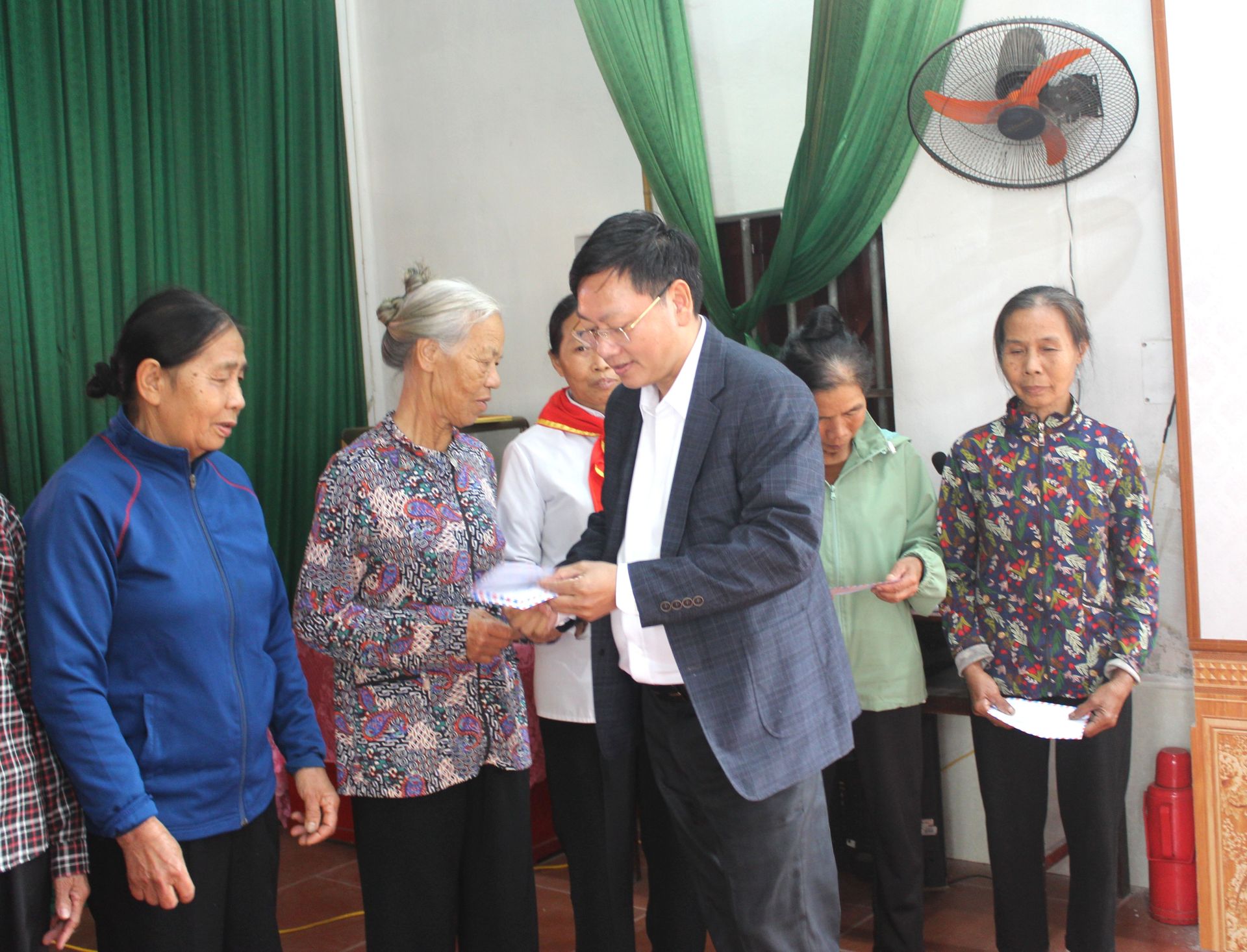 Tại buổi lễ, 50 suất qu&agrave; Tết trị gi&aacute; 500.000 đồng/suất (gồm tiền mặt v&agrave; vật phẩm b&aacute;nh, kẹo tr&agrave;, sữa, dầu ăn...) đ&atilde; được trao tới b&agrave; con nh&acirc;n d&acirc;n th&ocirc;n Hồng Phong