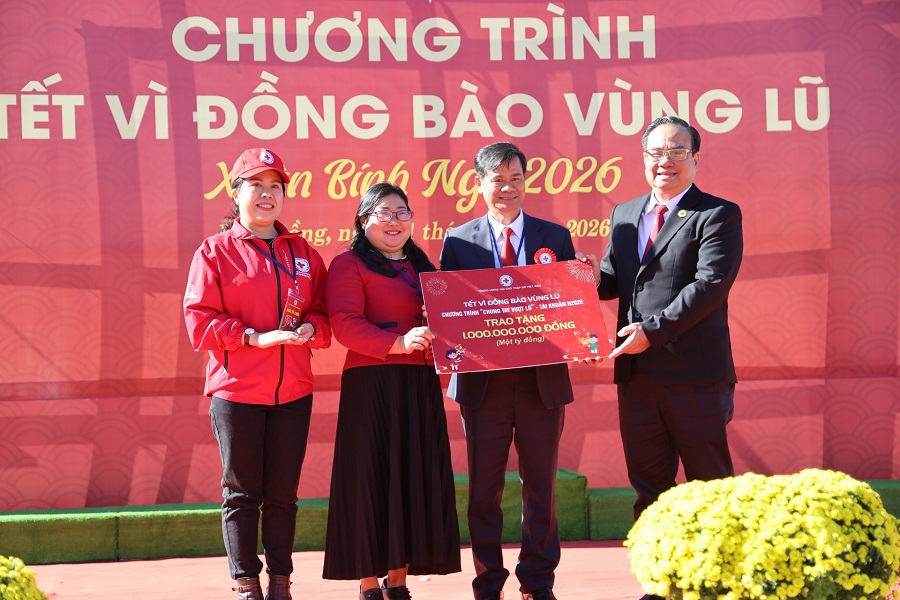 Trung ương Hội Chữ thập đỏ Việt Nam đ&atilde; trao biểu trưng hỗ trợ 1 tỷ đồng cho Hội Chữ thập đỏ tỉnh L&acirc;m Đồng để tổ chức c&aacute;c hoạt động chăm lo Tết cho người d&acirc;n