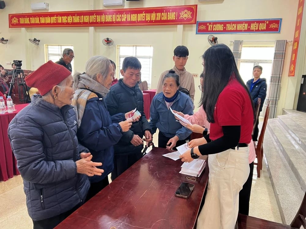 Người khuyết tật, trẻ mồ c&ocirc;i v&agrave; người ngh&egrave;o tr&ecirc;n địa b&agrave;n x&atilde; Hợp Tiến được nhận qu&agrave;.