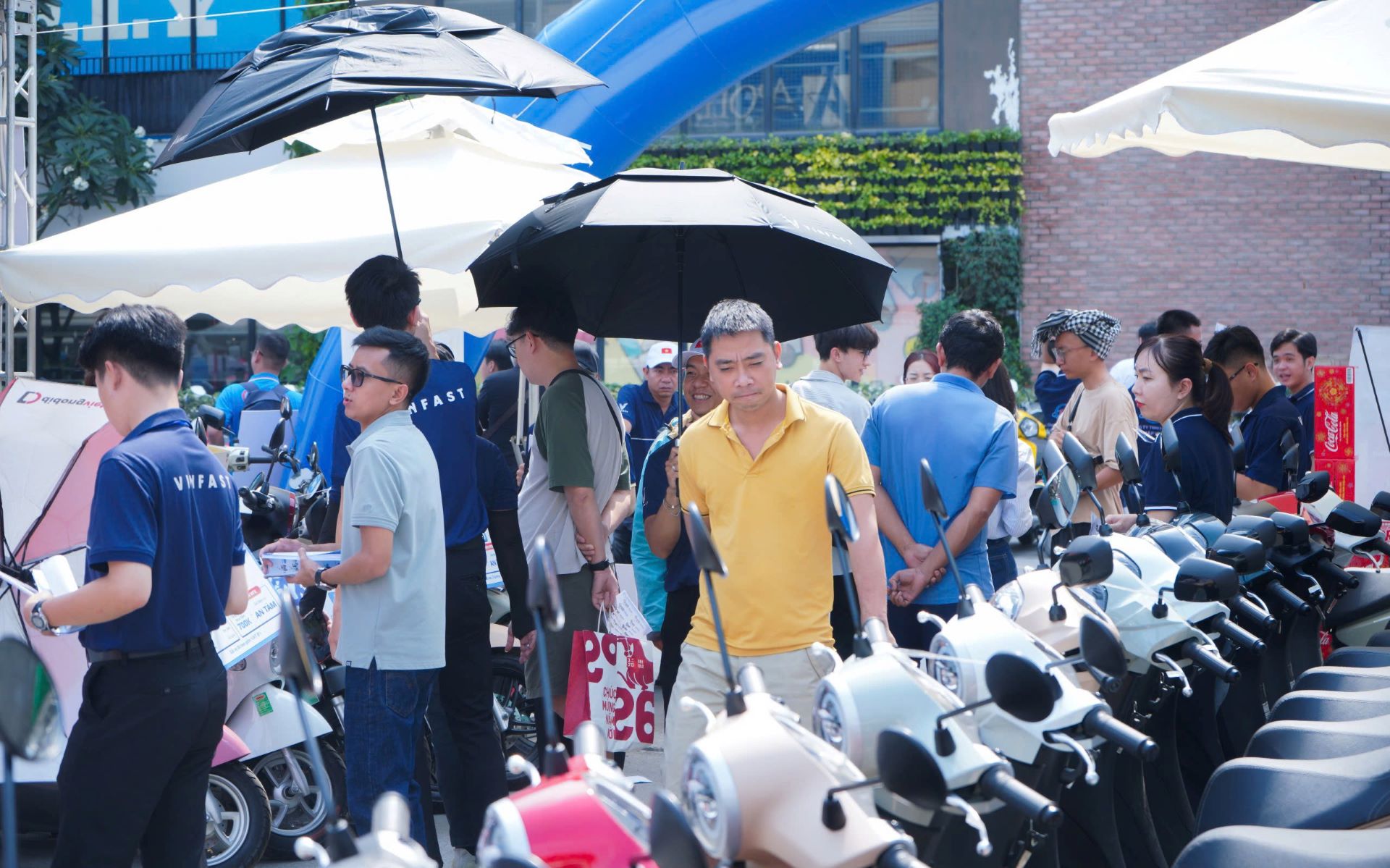 Chuỗi sự kiện “Đổi xăng lấy điện - Cùng VinFast kiến tạo tương lai xanh” của VinFast đã thu hút đông đảo khách hàng 3 miền Chuỗi sự kiện “Đổi xăng lấy điện - Cùng VinFast kiến tạo tương lai xanh” của VinFast đã thu hút đông đảo khách hàng 3 miền