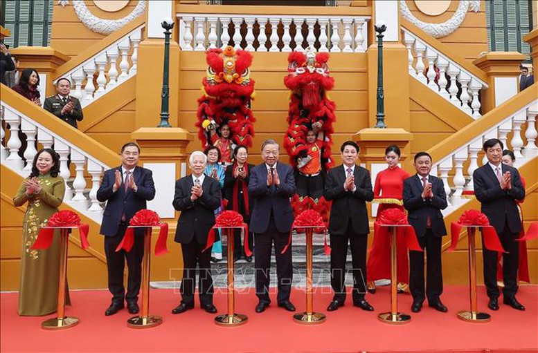 Tổng B&iacute; thư T&ocirc; L&acirc;m, Chủ tịch nước Lương Cường, Thường trực Ban B&iacute; thư Trần Cẩm T&uacute; v&agrave; c&aacute;c đồng ch&iacute; l&atilde;nh đạo, nguy&ecirc;n l&atilde;nh đạo Đảng, Nh&agrave; nước cắt băng kh&aacute;nh th&agrave;nh dự &aacute;n cải tạo, sửa chữa, n&acirc;ng cấp, x&acirc;y mới trụ sở l&agrave;m việc Cơ quan Chủ tịch nước tại số 2 L&ecirc; Thạch - Ảnh: TTXVN