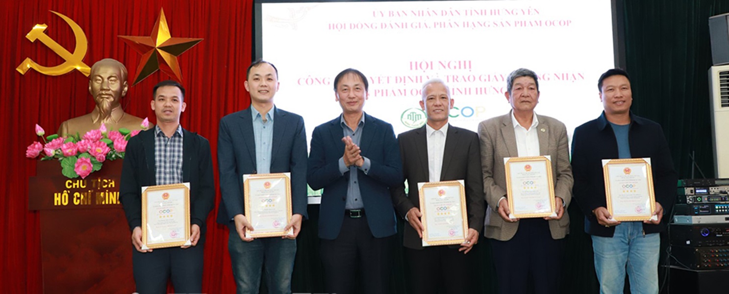 Phó Chủ tịch UBND tỉnh trao giấy chứng nhận sản phẩm OCOP 4 sao. Phó Chủ tịch UBND tỉnh trao giấy chứng nhận sản phẩm OCOP 4 sao.