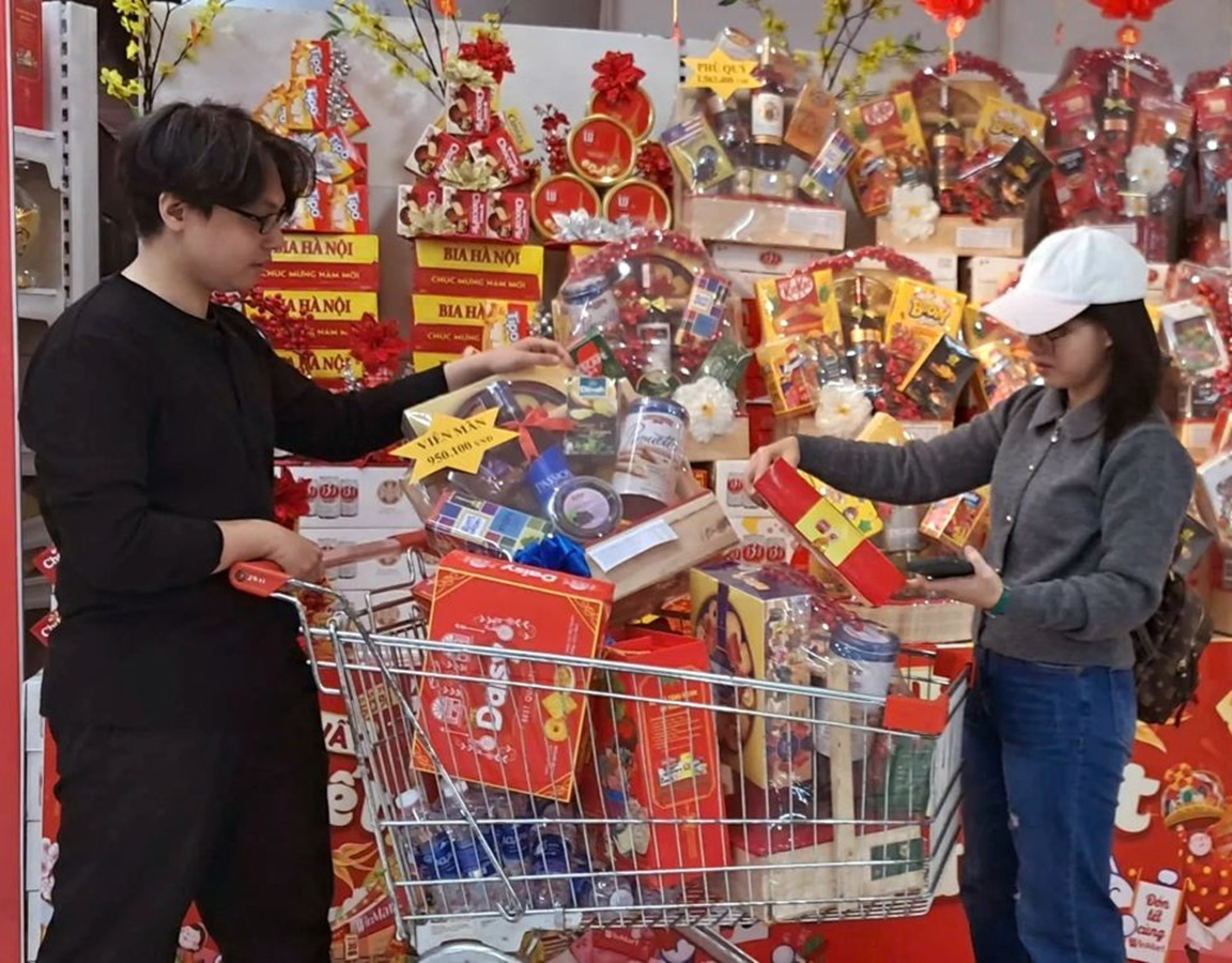 Xu hướng tiêu dùng Tết 2026 đang được định hình bởi ba trụ cột: Truyền thống – Thiết thực – Tiện lợi. Các hộp quà bao gồm trà thảo mộc, hạt dinh dưỡng và nhu yếu phẩm cao cấp đang dần thay thế cho rượu mạnh và bánh kẹo nhiều phẩm màu Xu hướng tiêu dùng Tết 2026 đang được định hình bởi ba trụ cột: Truyền thống – Thiết thực – Tiện lợi. Các hộp quà bao gồm trà thảo mộc, hạt dinh dưỡng và nhu yếu phẩm cao cấp đang dần thay thế cho rượu mạnh và bánh kẹo nhiều phẩm màu