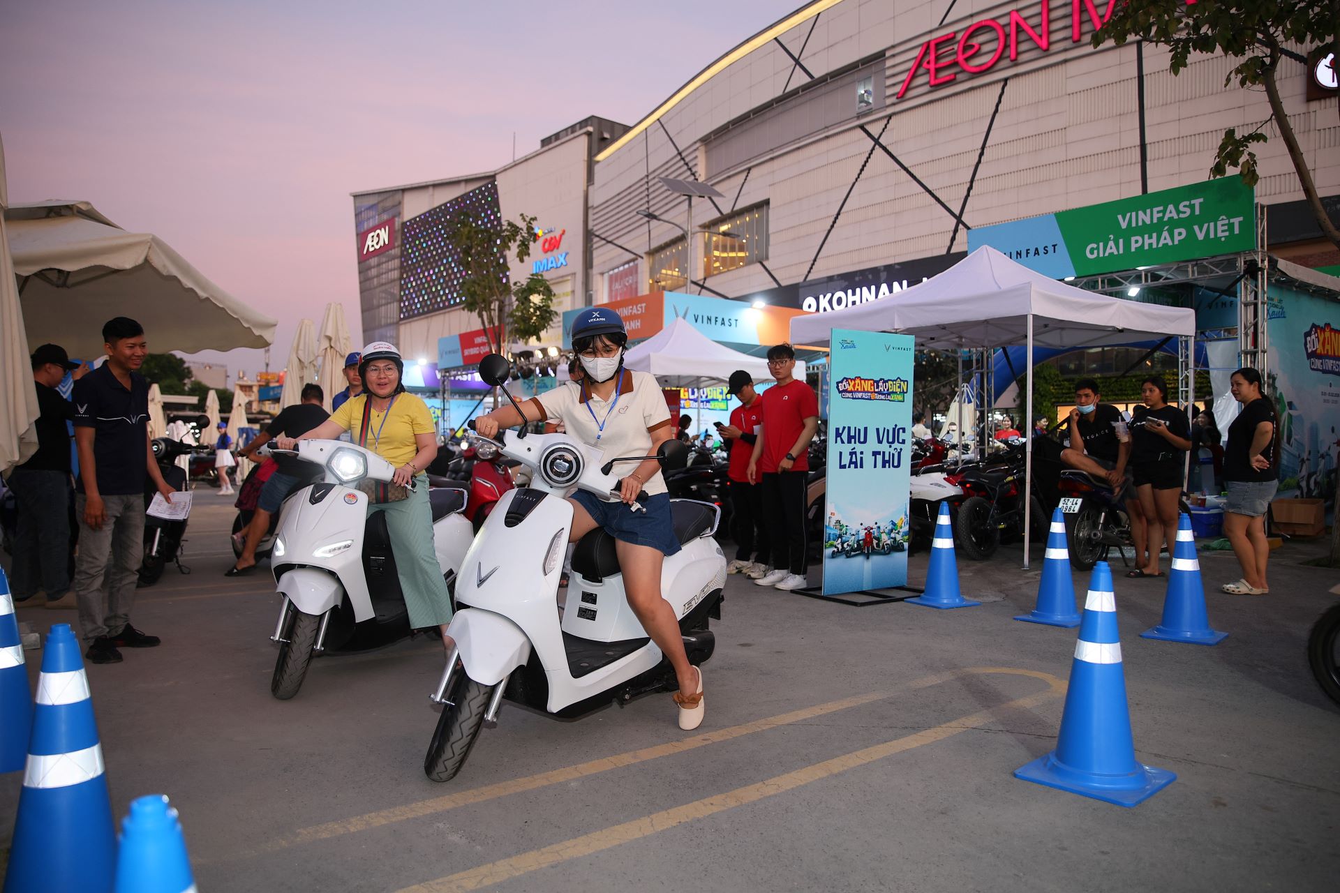 Từ 8h đến 20h, rất đông khách hàng đã xếp hàng để tự tay cầm lái xe máy điện VinFast Từ 8h đến 20h, rất đông khách hàng đã xếp hàng để tự tay cầm lái xe máy điện VinFast