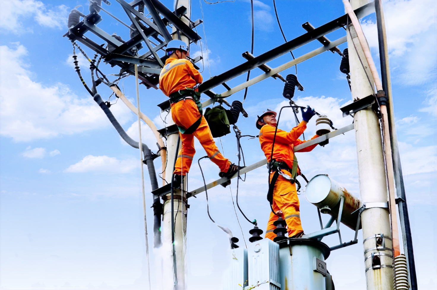 Nh&acirc;n vi&ecirc;n Đội Quản lý đi&ecirc;̣n lực khu vực Hạ Long xử l&yacute; khiếm khuyết lưới điện trung thế