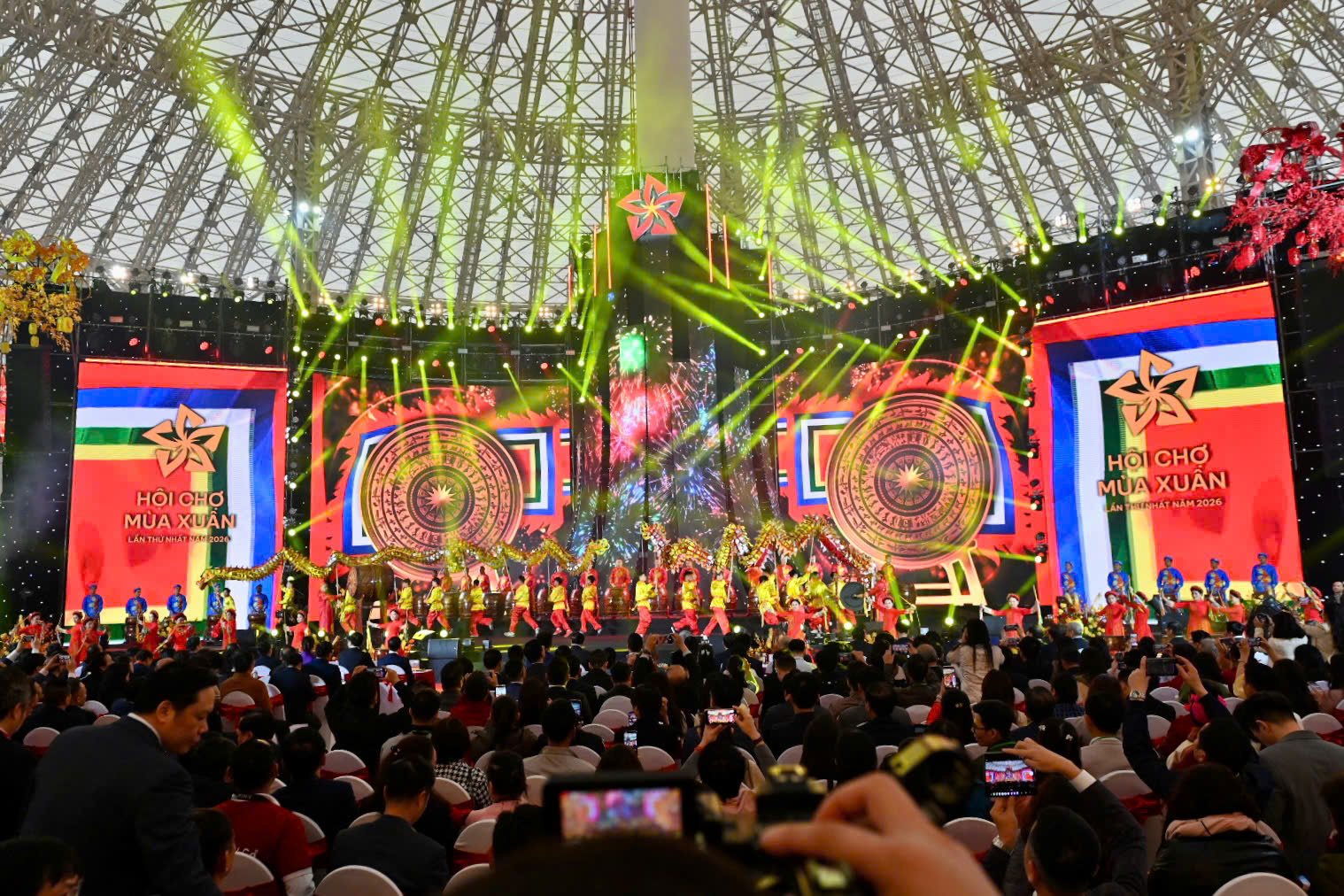 Lễ khai mạc Hội chợ M&ugrave;a Xu&acirc;n 2026 được tổ chức tại sảnh ch&iacute;nh Trung t&acirc;m Triển l&atilde;m quốc gia Việt Nam thu h&uacute;t h&agrave;ng ngh&igrave;n người dự.
