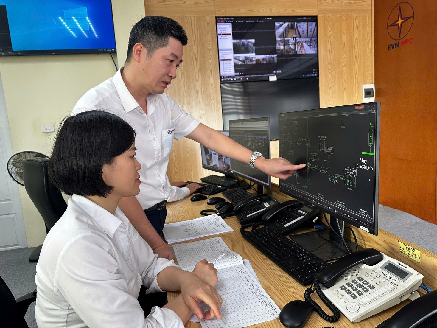 Điều độ vi&ecirc;n trao đổi x&acirc;y dựng phương thức vận h&agrave;nh lưới cung cấp điện kỳ nghỉ Tết Nguy&ecirc;n đ&aacute;n B&iacute;nh Ngọ năm 2026