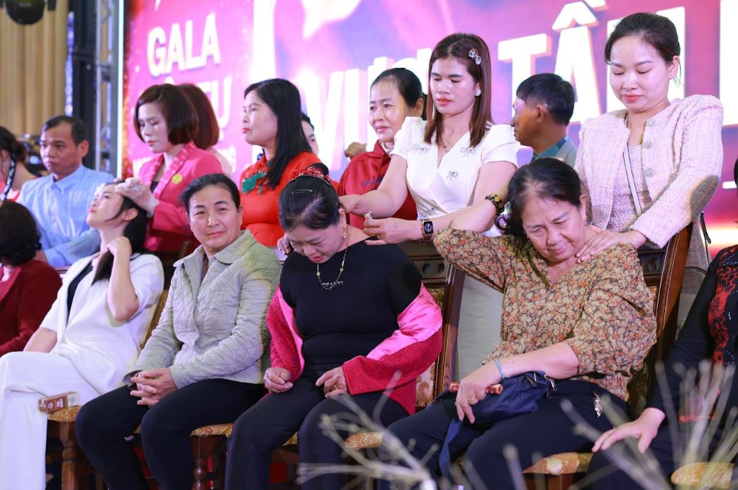 Trải nghiệm phương ph&aacute;p Kh&iacute; ch&acirc;m Liệu ph&aacute;p để xoa dịu tr&igrave;nh trạng đau mỏi cổ vai g&aacute;y