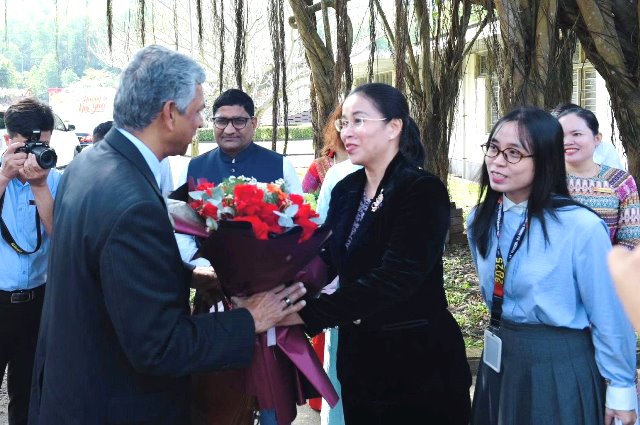 Ph&oacute; Chủ tịch UBND TP. Đ&agrave; Nẵng Nguyễn Thị Anh Thi tặng hoa cho Thứ trưởng Ngoại giao Ấn Độ.