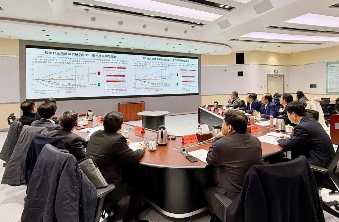 Đo&agrave;n c&ocirc;ng t&aacute;c TP H&agrave; Nội nghe giới thiệu, trao đổi chuy&ecirc;n s&acirc;u về m&ocirc; h&igrave;nh quy hoạch, ph&aacute;t triển đ&ocirc; thị bền vững, kiểm so&aacute;t tăng trưởng v&agrave; tổ chức kh&ocirc;ng gian đ&ocirc; thị tại c&aacute;c th&agrave;nh phố lớn của Trung Quốc.