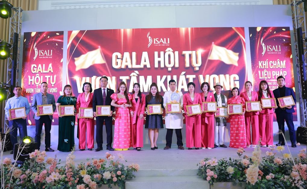 B&agrave; L&ecirc; Hải Yến tri &acirc;n v&agrave; vinh danh những đ&oacute;ng g&oacute;p của Ban cố vấn, đội ngũ l&atilde;nh đạo, nh&acirc;n vi&ecirc;n về sự ph&aacute;t triển của C&ocirc;ng ty trong thời gian qua