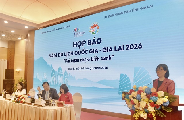 B&agrave; Nguyễn Thị Thanh Lịch (b&igrave;a phải) ph&aacute;t biểu tại chương tr&igrave;nh Họp b&aacute;o. Ảnh: H-P