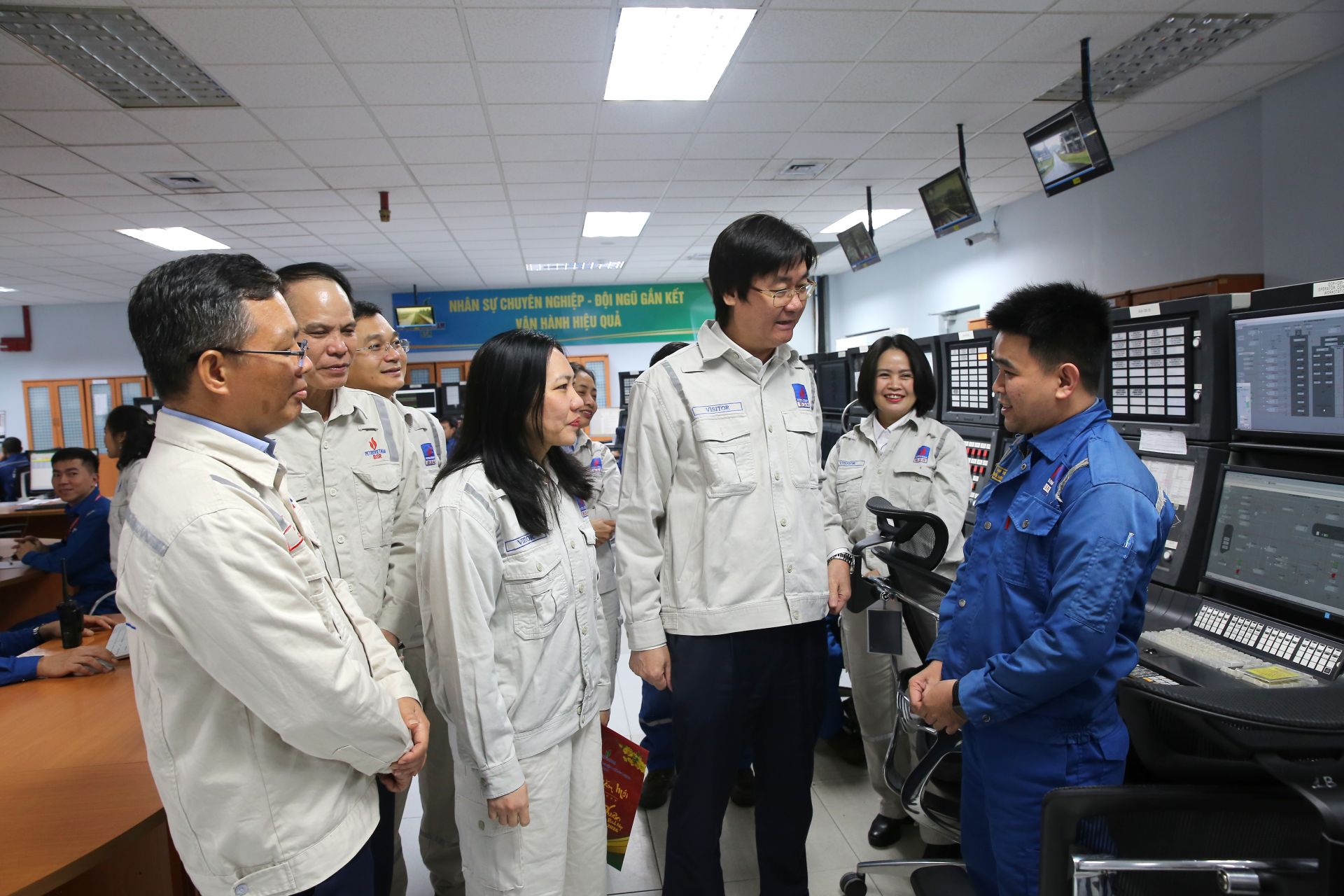 Ông Nguyễn Mạnh Kha - Ủy viên Ban Chấp hành Tổng Liên đoàn Lao động Việt Nam, Ủy viên Ban Chấp hành Đảng bộ Petrovietnam, Chủ tịch Công đoàn Petrovietnam thăm hỏi, động viên NLĐ BSR làm việc tại NMLD Dung Quất Ông Nguyễn Mạnh Kha - Ủy viên Ban Chấp hành Tổng Liên đoàn Lao động Việt Nam, Ủy viên Ban Chấp hành Đảng bộ Petrovietnam, Chủ tịch Công đoàn Petrovietnam thăm hỏi, động viên NLĐ BSR làm việc tại NMLD Dung Quất