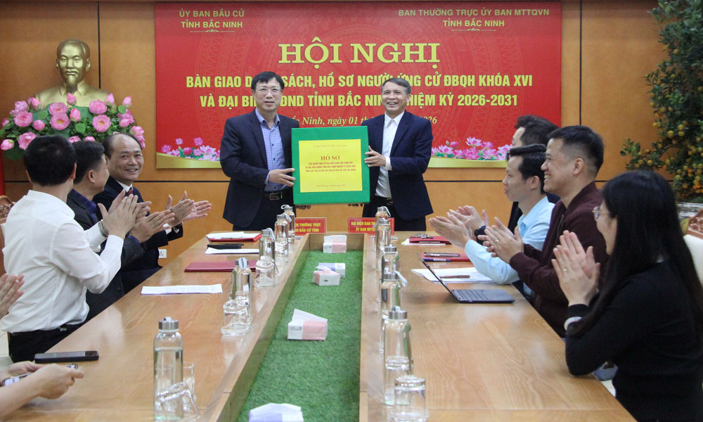 Đồng ch&iacute; Vũ Mạnh H&ugrave;ng (b&ecirc;n tr&aacute;i) b&agrave;n giao hồ sơ người ứng cử đại biểu Quốc hội v&agrave; đại biểu HĐND tỉnh cho đại diện Ban Thường trực Ủy ban MTTQ tỉnh.